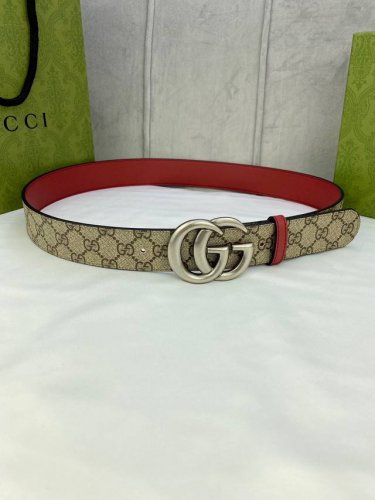 特 22200411 宽度4.0cm gucci 双面腰带，一侧为GG Supreme帆布，反面一侧为枣红色头层小牛皮。配以互扣式双G带扣。