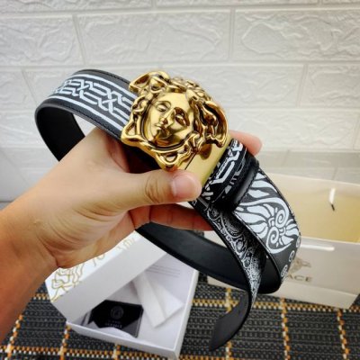范思哲，宽4.0Cm此款双面腰带采用光滑的Saffiano皮革制作，并配有3D美杜莎腰带扣。一面为单色设计，另一面饰有Tabloid印花。此款印花既是对当下名人