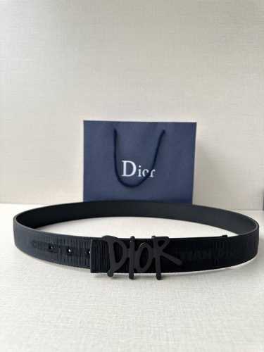 宽度3.5Cm Dior 这款不锈钢金属腰带扣是春季系列新品，展示 Cd Icon 标志和 Oblique Cosmo 图案，致敬 Dior 的经典图案。可与各