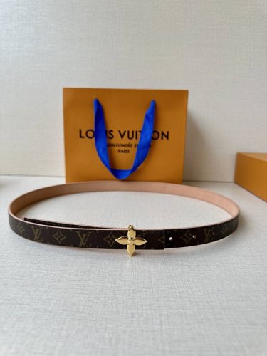 本款 2.0宽 Lv Iconic 腰带令传统元素焕现摩登魅力。纤细尺寸可穿过束带圈或单独收拢腰线，Iconic 搭扣流露优雅格调，双面设计实现更多造型可能一面