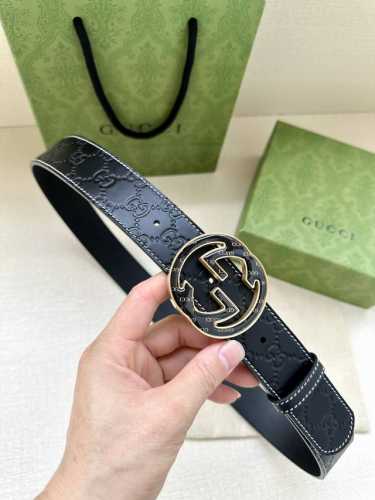 宽度4.0 Gucci 历史细节和现代元素是gucci最新系列的特点。历史的花押字硬件致敬品牌的创始人guccio Gucci。这款腰带采用黑色皮革精制而成，饰