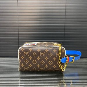 Louisvuitton 路易威登 Nba联名 Cloakroom Dopp Kit手袋 手拿包 化妆包 洗漱包袋 经典百搭 实物拍摄 男女通用 配送防尘袋 礼