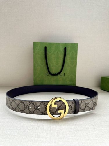宽度3.8Cm Gucci 这款双面腰带巧妙融合Gg Supreme帆布与头层品牌纹理材质，演绎历久弥新的实用设计理念。富有辨识度的双G配件再现典藏搭配，诠释当
