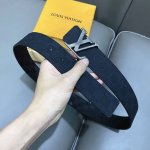 特 寬： 40Mm Louis Vuitton 腰帶 專櫃有售款。寬度40毫米 專櫃編碼 雙面進口意大利小牛皮+雙面高溫壓格子紋效果 手感特佳 搭配可翻轉精品雕