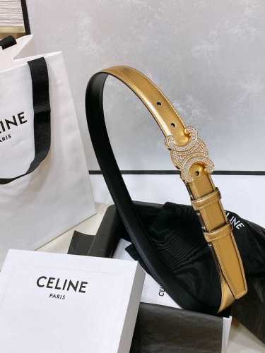 特 Celine 24中号Triomphe Taurillon皮革腰带 Taurillon.中腰，牛皮腰带 Triomphe皮革搭扣 2.5Cm