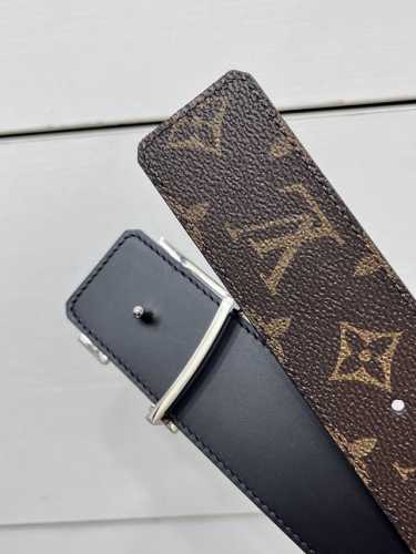 特 Lv Dimension 双面腰带将创意传承与华美街头风范共冶一炉，彰显创意总监 Pharrell Williams 的时尚远见。Monogram 帆布铺陈