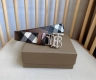 p220 Burberry 巴宝莉专柜同步上新以品牌标志性格纹和皮革材质打造 双面两用设计 搭配镀金品牌专属标识造型的搭扣 宽:3.5Cm 精致优雅 简单大方
