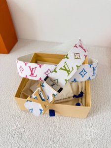 品名： Lv..路易..威登腰带皮带原单 型号：挂扣，经典纯钢材质挂扣，头层牛皮，图片实物拍摄 材料：头层牛皮，挂扣系列，纯钢材质扣头，钯镀电镀工艺永不掉色。原