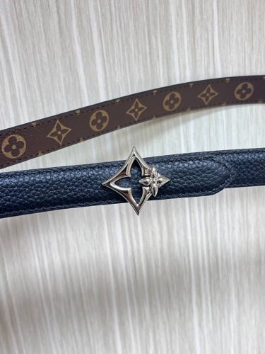 2.0宽，当季新款，双面腰带一面进口牛皮，另一面进口帆布印花，搭配精品四心口，做工精细，实物实拍，是女神的必备之一。