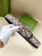 宽度4.0Cm Gucci 蜜蜂图案是Gucci动物王国中的标志性元素之一，在这款配饰中焕新演绎为卡通风格设计。这款腰带融合了经典蜜蜂元素和双G图案，突显品牌悠