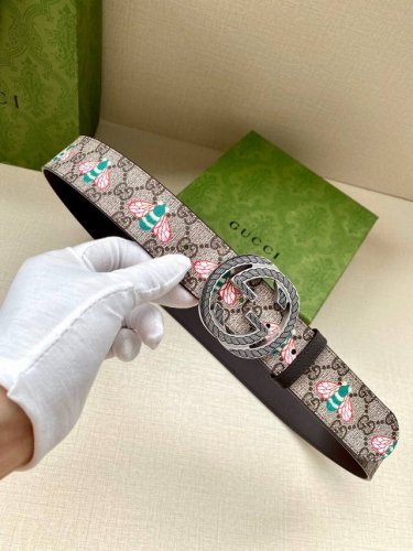 宽度4.0Cm Gucci 蜜蜂图案是Gucci动物王国中的标志性元素之一，在这款配饰中焕新演绎为卡通风格设计。这款腰带融合了经典蜜蜂元素和双G图案，突显品牌悠