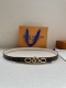 2.0宽 本款 Lv Iconic 双面腰带新款 搭配标志性 Iconic 搭扣，无论展现 Monogram Reverse 帆布或素雅牛皮革，均可为挚爱造型注