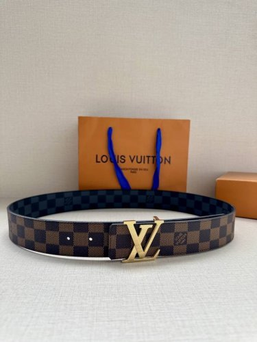 4.0宽 Lv Line 双面腰带以 Monogram Eclipse Reverse 帆布和牛皮革展露潮流气息，并将相同色彩理念延续至边染 与当季鞋履搭配相宜