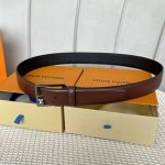 特 寬度：35Mm 驢家最新品 男士經典頂級休閒腰帶 寬度35毫米 品牌專用平紋Togo紋小牛皮搭配小牛皮底 全新開模精品針扣設計 多色選