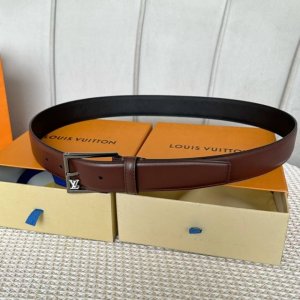 特 寬度：35Mm 驢家最新品 男士經典頂級休閒腰帶 寬度35毫米 品牌專用平紋Togo紋小牛皮搭配小牛皮底 全新開模精品針扣設計 多色選