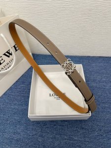 Loewe 罗意威 专柜最新同款腰带 选用光滑牛皮革腰带 饰以金属Loewe腰带扣五孔调节 卓越的工艺 个性的造型 精美的材质 宽:2．0宽