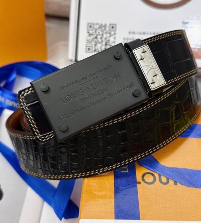 皮带：Lv..路易..威登顶级复刻- 腰带：原单品质百分百进口原厂头层牛皮，保证真皮。喷漆烤漆-哑光雾面设计.真空电镀.永不掉色.24K纯钢扣鳄鱼皮纹路双面可用