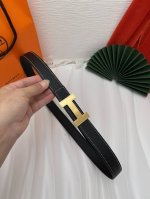 品牌 爱马仕 描述 采用高级真皮精制而成，触感厚实，饰以商标带扣。腰带为意大利尺寸，请在购买前参阅腰带尺寸指南. 铜扣金属配件黑色皮革，采用环保工艺制作而成商标