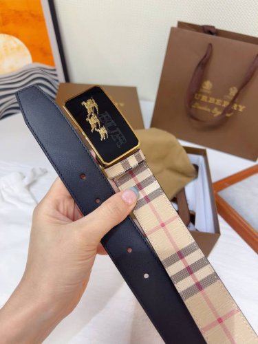 新款 Burberry 巴宝莉专柜同步上新 意大利制腰带 精选光滑皮革与粒纹皮革制成 饰牌搭扣装饰品牌专属标识图案 宽:3.5Cm 精致优雅