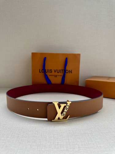Lv4.0宽 Rays 双面腰带为抹油花纹扣 进口手掌纹枣红底 临摹日光照射时的灿烂光线，可为多样造型注入创意巧思
