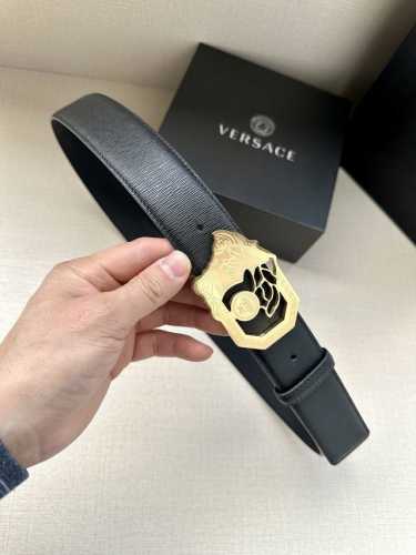特 宽度4.0Cm Versace 范思哲 标志：腰带扣上的镂空美杜莎，赋予该款palazzo腰带很高的辨识度。腰带采用饰有mock Croc印花的柔软牛皮革制