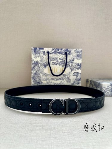 宽度3.5Cm 这款 35 毫米双面腰带结合典雅气质与摩登风范 一面采用白色Kumo 藤格纹皮革 重新演绎经典图案 另一面采用同色调光滑牛皮革 彰显 Dior