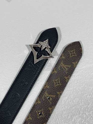 特 双面腰带选用 Monogram 帆布和 Monogram 压纹皮革演绎两式风尚，以宛若珠宝的柔美搭扣致意 Monogram 花卉，可为各式造型注入典雅风采。