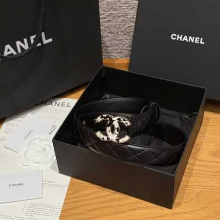 香家新款女士腰带 经典金属双C字母标志，采用菱格羊皮，羊皮质感超柔软，五金扣头做工非常好，显示腰型，巨百搭，搭配裙子 风衣 牛仔裤都很奈斯. 宽度30Mm - 点击图像关闭