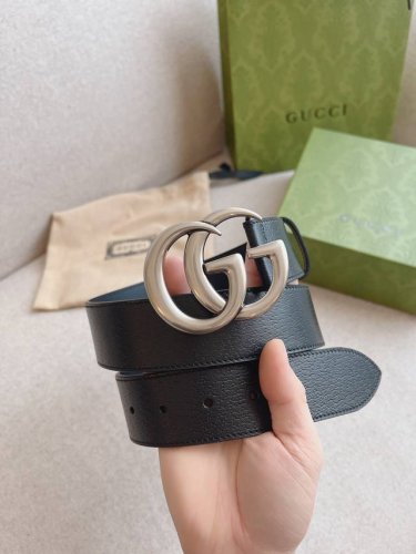 特 Gucci 小牛皮腰带采用热压制作，以获得野猪皮效果，营造织纹外观。饰以标志双 G 带扣。本款腰带适用低腰和高腰两种穿戴方式，休闲时尚都市风。皮带宽度：4.