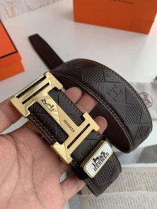 品名： 爱玛仕.Hermes原单 型号：挂扣，经典H花纹纯钢质扣头，图片实物拍摄 材料：双面头层牛皮，挂扣系列，纯钢质扣头，钯镀电镀工艺五金永不掉色。带身可双面