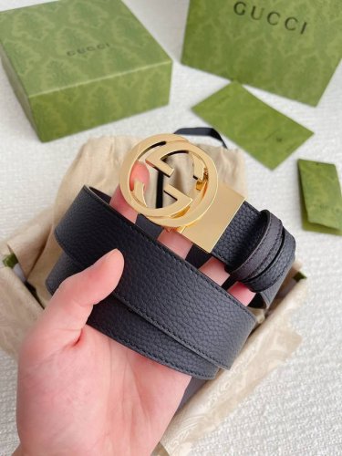 高端品質，實物拍攝 特 配全套禮盒 古馳：專櫃品質雙面頭層牛皮,可雙面使用.旋轉雙G純銅五金扣。金屬配件深受品牌輝煌的70年代經典設計所影響，得以重新詮釋。