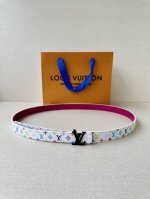 本款2.0宽Lv Iconic 双面腰带以中央 Lv Iconic 搭扣的耀目光泽道出品牌格调。皮革和 Monogram 帆布的细腻缝线见证匠心细节，纤细尺寸提