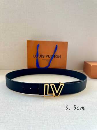 特 宽度3.5Cm Lv Attract 双面腰带拥有微弧形边缘和摩登形状末端，再为金属 Lv 搭扣融入螺旋结构。经典色彩和不同纹理呈现两式风尚，实现多种造型可 - 点击图像关闭