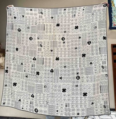 上新 Chanel 经典茶花优雅Coco风，Chanel最新菱格丝绒大方巾~气质到骨子里，香奶奶新一季的面料超高级，真心超级柔软，丝丝顺滑，韧性很强 不容易被轻