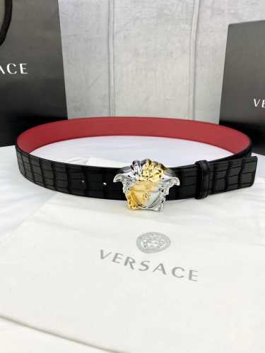 宽度4.0Cm Versace 范思哲 采用精挑细选进口牛皮，此款鹿皮腰带配有醒目的美杜莎头像搭扣，可为任何造型增添几分立体雅致效果。