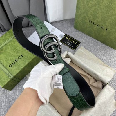 古奇，宽4.0Cm，新款 春夏系列，品牌标志性的双G标识经重新诠释后，以光彩夺目的金色调呈现在这款男士绿色鳄鱼纹腰
