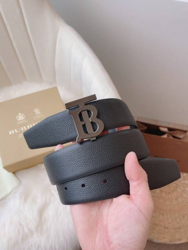 品牌:博柏利 价格:特 尺寸:带宽38Mm 正品尺寸 五金材质:专柜精品扣，真空电镀，工艺精细 带身材质:天然头层牛皮.质感十足