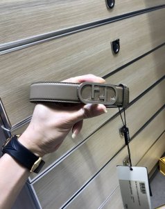 配送专柜包装 打孔针 特批 宽30Mm，原单进口双面头层牛皮，搭配原单钌钯电镀F扣，支持Nfc手感.油边近乎完美，原产皮料定制，质感无可挑剔，出众的细节，高清实