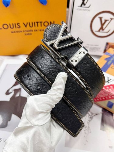 皮带：Lv..路易..威登顶级复刻. 腰带：原单品质百分百头层牛皮，保证真皮。菱形镶嵌工艺.真空电镀.永不掉色.24K纯钢扣头层小牛皮鸵鸟纹双面可用专柜同等质量