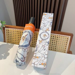 爱马仕 HermèS 新款 极品H家三折自动伞重磅呈现 以其精湛的工艺技术和源源不断的想像力 新涂层技术伞布 带来令人惊喜的遮光效果 让防晒及隔热性能更优保障