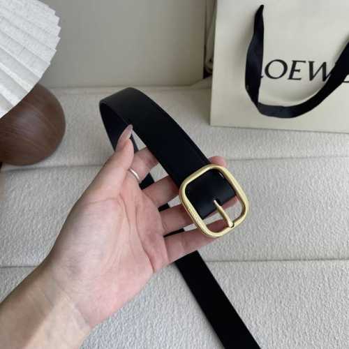 特 Loewe新款植鞣牛皮革柔软腰带，皮革经过处理，会自然老化并随着时间展现岁月光泽。圆形搭扣，3.2Cm宽，五孔调节，镌刻Loewe标志。颜色：黑色 金扣