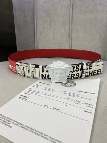 宽度4.0Cm Versace范思哲此款Palazzo腰带采用牛皮革面料制作，并饰有Le Pop Classique图案印花和标志性的美杜莎五金配件。