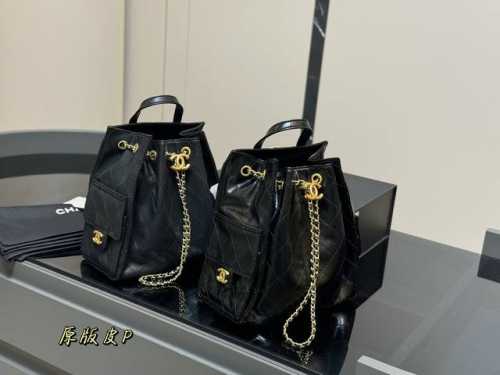 牛皮配折叠盒 Chanel 25Bag 双肩真绝绝子 今年香奈儿25S系列简直美爆... 这只Hobo是个小号尺寸个人觉得比较日常 鱼子酱的质感颗粒没这么重反而