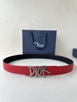 特 Dior 这款双面腰带结合典雅气质与摩登风范 双面均采用粒面牛皮革精心制作 一面为黑色 另一面多色可选 可搭配各式 35 毫米复古不锈钢腰带扣 更添精致 打