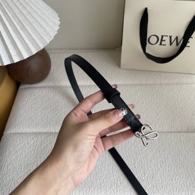 特P160 罗意威新款光滑牛皮革腰带，饰以金属Loewe品牌标志Logo，宽1.5Cm，五孔调节。颜色：黑色