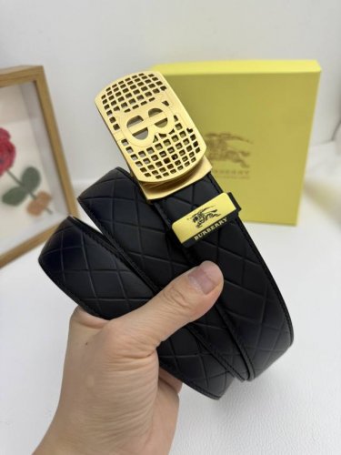 品名：巴宝莉 自动带 材质：原单牛皮腰带 百分百头层牛皮腰带保证真皮，24K纯钢扣，专柜原单品质、做工精细，时尚大牌，送人自用首选 包装： 请认准如图专柜包装赠