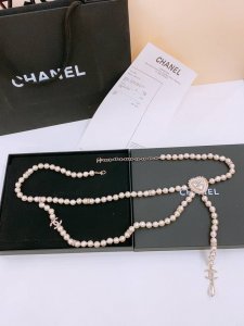 香家爱心水钻 珍珠腰链 Belt 2025年新入手的#珍珠腰链 不规则珍珠 接近天然珍珠 平时用来搭配黑色山茶花连衣裙 点睛饰品，有点小贵气 整体大家闺秀感，春