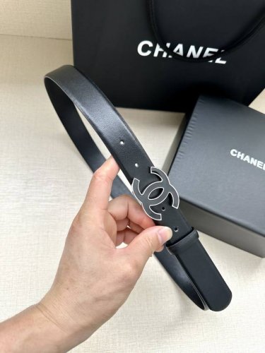 宽度3.0cm Chanel 香奈儿 进口柔软小牛皮纹路清晰五金配件金 银色 金属磨胶钢扣。