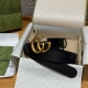 -平纹牛皮腰带，配饰继续引领G家全新系列的潮流，以丰富细节和实用功能演绎出众品质，经典的方式G搭扣元素令整款腰带更添魅力