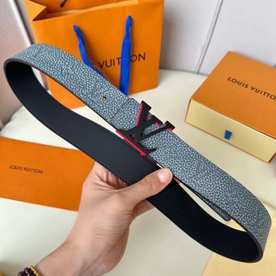 特 片裝1 寬：40Mm 驢家 寬度40Mm Ss今季專櫃在售新品 男款 意大利進口荔枝紋飾有Logo標識圖案 背面則以低調的純黑色頭層小牛皮打造而成 搭配新款